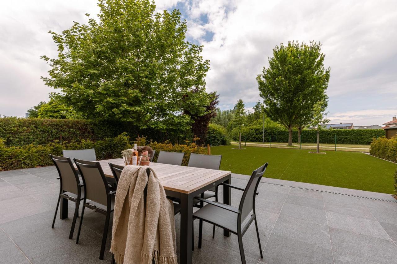 Fantastic Family With Beautiful Garden *